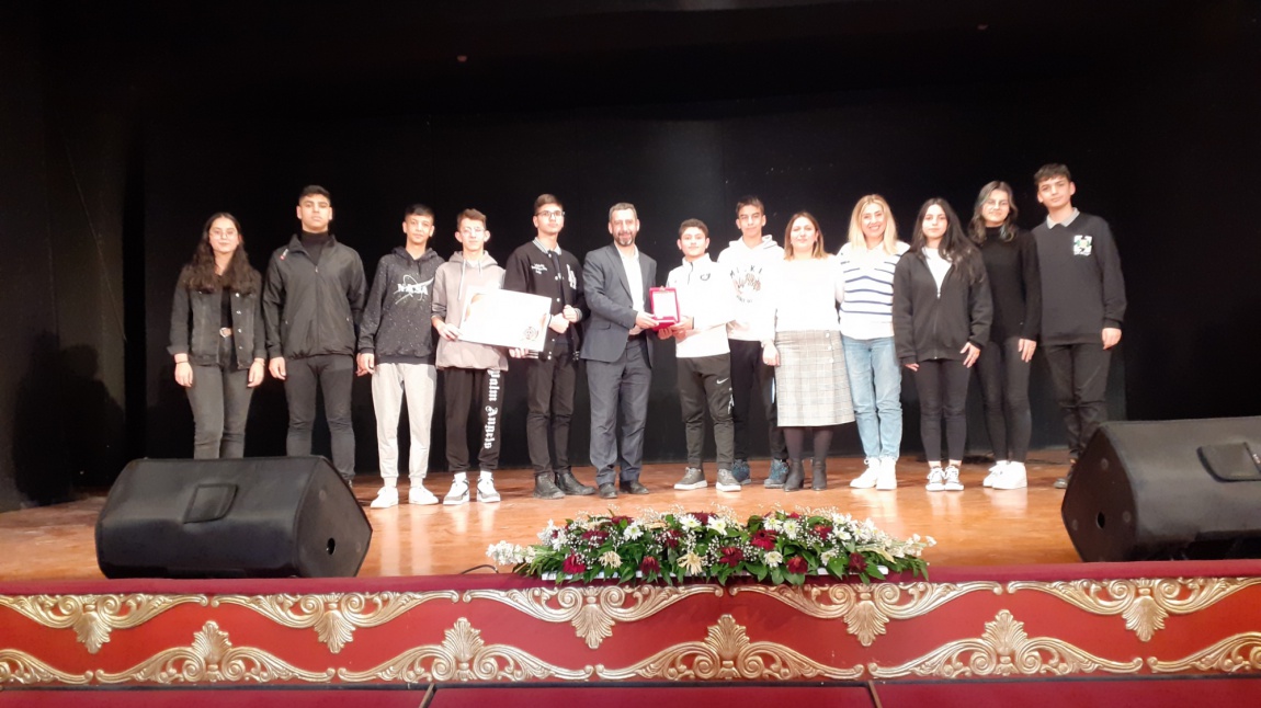 İlçe Milli Eğitim Müdürülüğü Tarafından Düzenlenen Tiyatro Yarışmasında Mansiyon Ödülü Aldık.